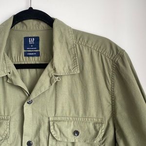 Gap Denim Men’s Short Sleeve Chambray Camp Collar Shirt in Olive Green - Medium